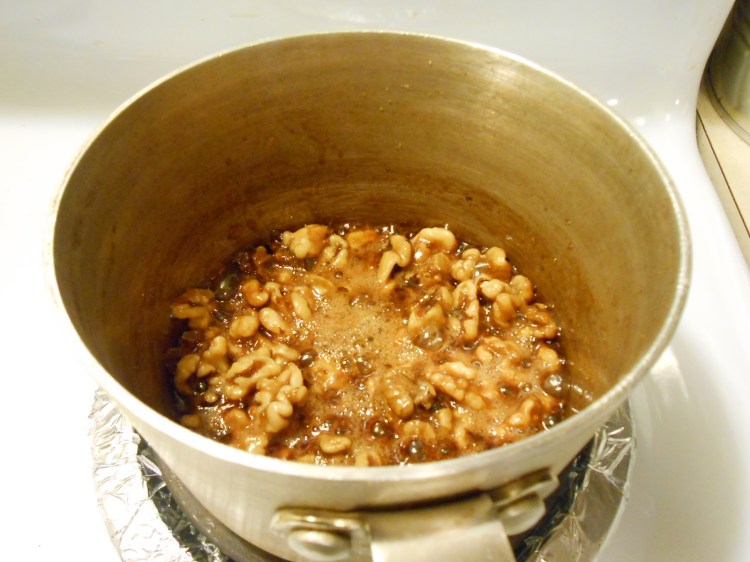 CARAMELIZED WALNUTS SAUCEPAN